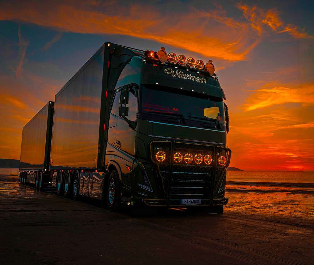 Strands Ambassador Dark Edition LED Spot Light / 9"