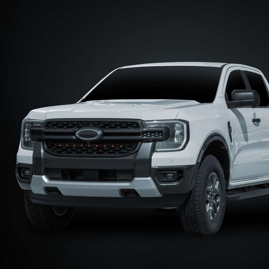 Camioneta Ford blanca sobre fons negre