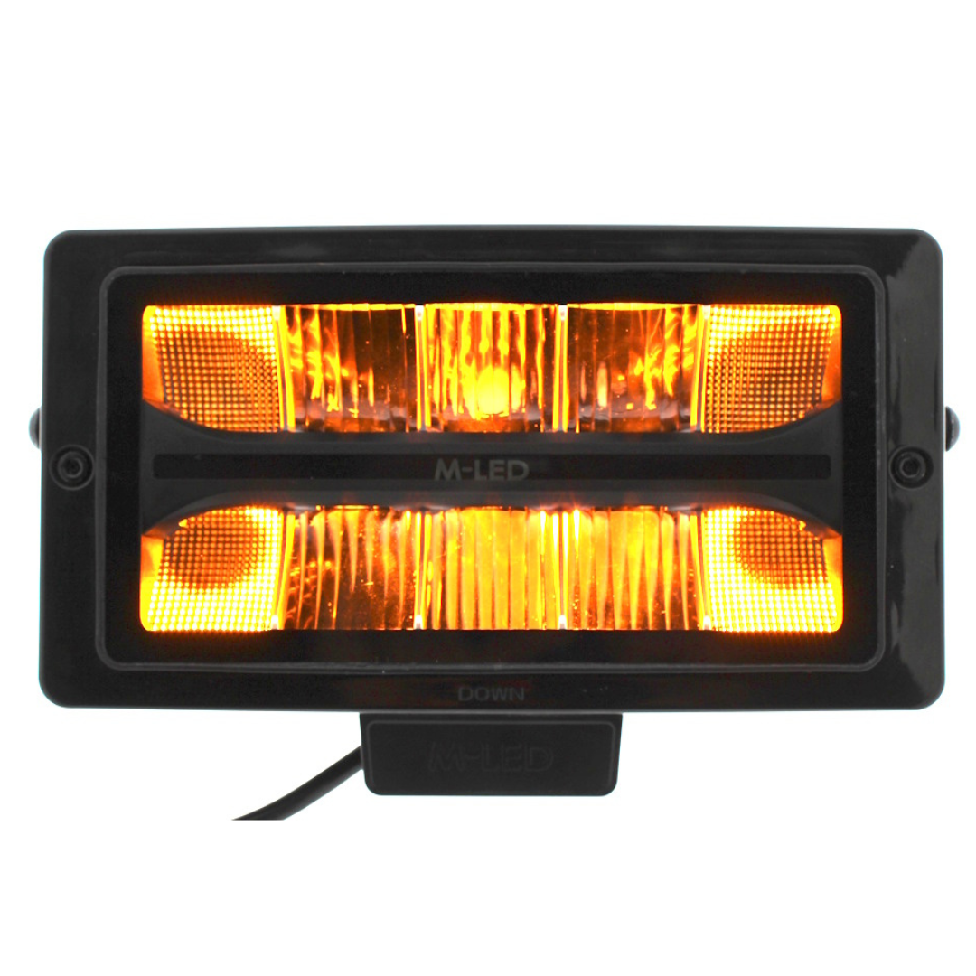 Barra de llums LED de color ambre amb la marca "M-LED" sobre fons blanc