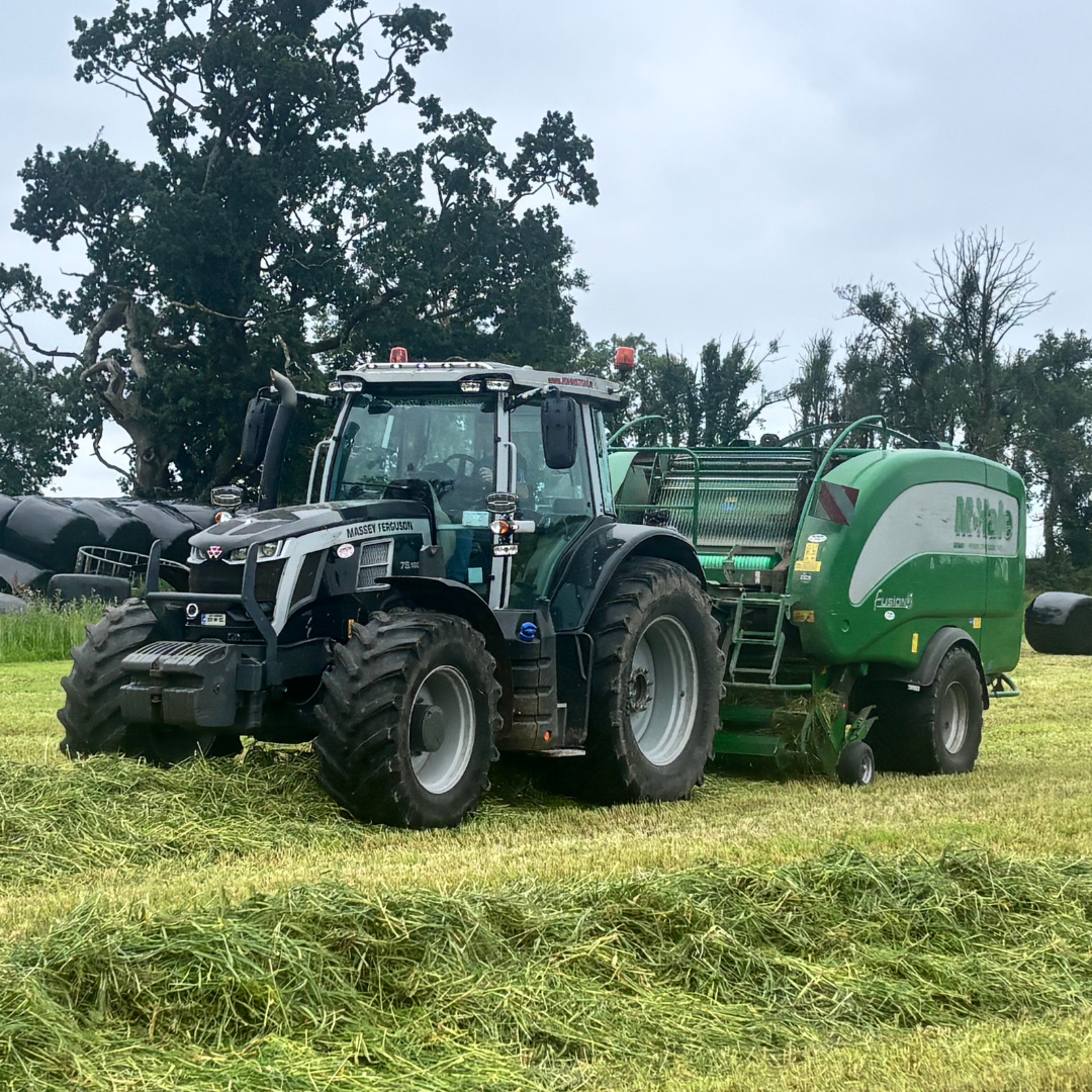 ståltakbøyle med LED-lys på Valtra-traktor