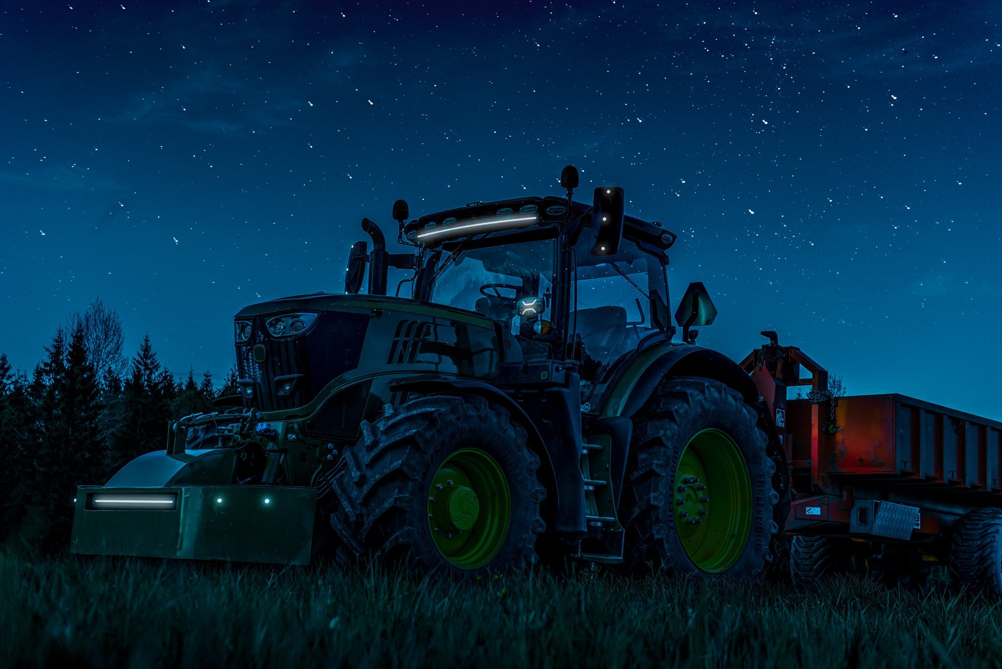 Barre lumineuse LED à brins montée sur un tracteur New Holland