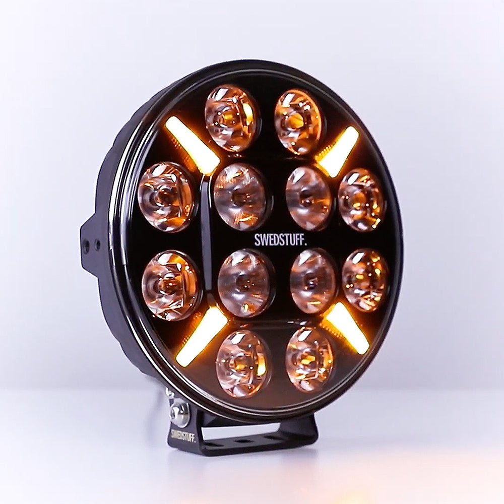 SWEDSTUFF by Strands 9-tommers LED-spotlampe med gult / hvitt posisjonslys - spo-cs-deaktivert - spo-default - spo-enab
